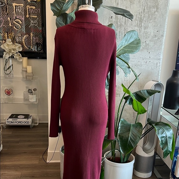 Elegant Burgundy Long Sleeve Dress - Picture 3 of 7